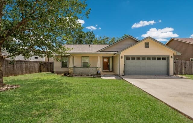 3-bedroom rental at 1023 3rd St in Floresville, TX — photo 1