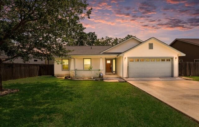 3-bedroom rental at 1023 3rd St in Floresville, TX — photo 3