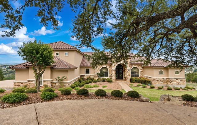 4-bedroom rental at 168 Hill Myna Lane in Spring Branch, TX — photo 3