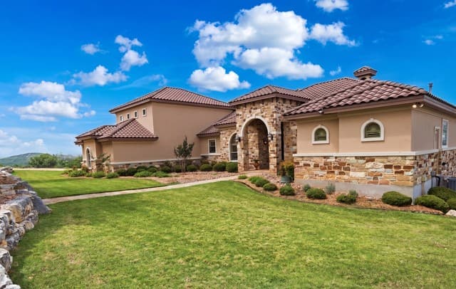 4-bedroom rental at 168 Hill Myna Lane in Spring Branch, TX — photo 5