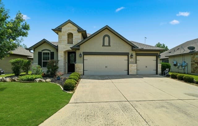 3-bedroom rental at 30108 Cibolo Oaks in Fair Oaks Ranch, TX — photo 2