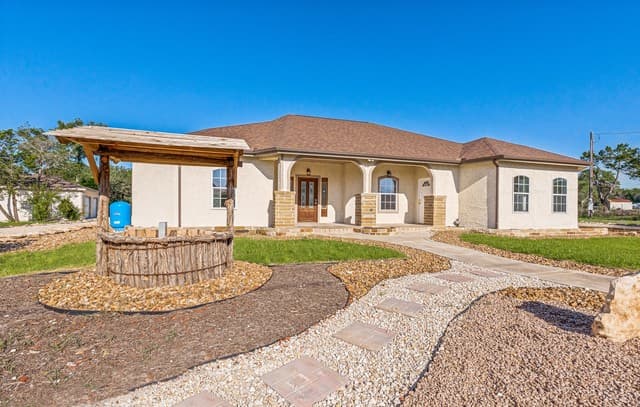 5-bedroom rental at 72 Jana Ln in Spring Branch, TX — photo 2