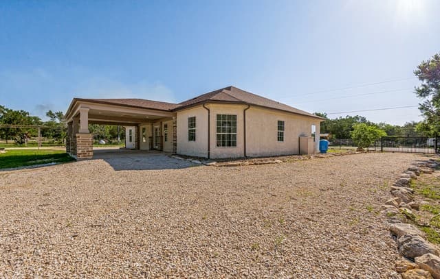 5-bedroom rental at 72 Jana Ln in Spring Branch, TX — photo 5