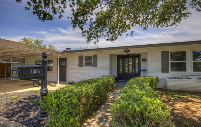 3-bedroom home for sale at 1006 Pecan in Floresville TX