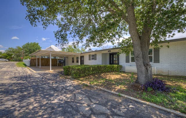 Home for sale at 1006 Pecan in Floresville, TX — photo 2