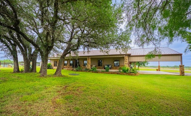 Home for sale at 366 County Road 2543 in Moore, TX — photo 3