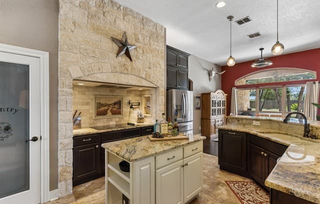 4-bedroom rental at 148 Woodlands in La Vernia, TX — photo 3