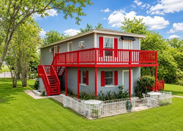 3-bedroom rental at 826 Lakeshore Dr S in Bandera, TX — photo 1