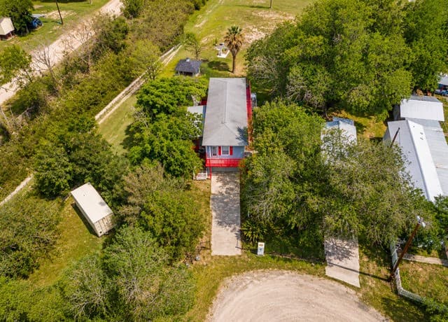 3-bedroom rental at 826 Lakeshore Dr S in Bandera, TX — photo 2