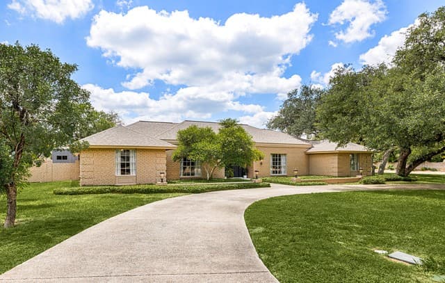 4-bedroom rental at 200 Sir Arthur Ct in Castle Hills, TX — photo 3