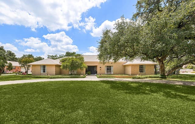 4-bedroom rental at 200 Sir Arthur Ct in Castle Hills, TX — photo 4