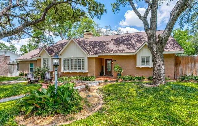 4-bedroom rental at 2219 Woodmen in San Antonio, TX — photo 2