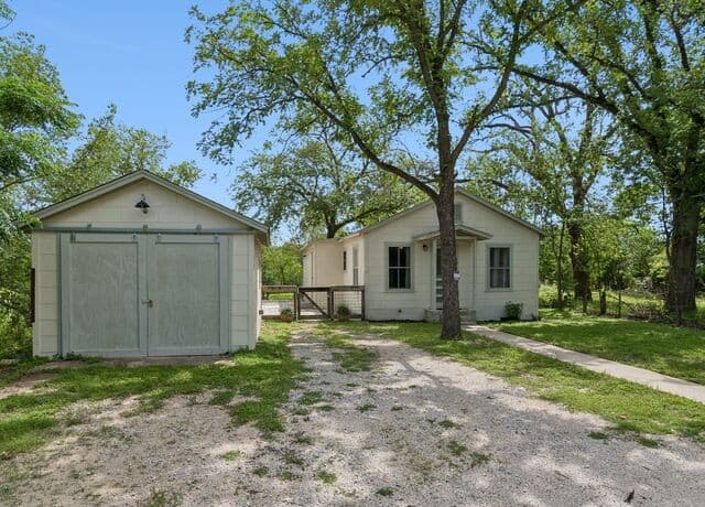 2-bedroom rental at 111 Brackenridge in Boerne, TX — photo 3