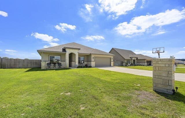 4-bedroom rental at 213 Colonial Ln in La Vernia, TX — photo 2