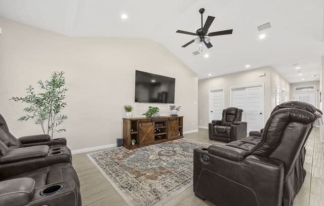 4-bedroom rental at 213 Colonial Ln in La Vernia, TX — photo 4