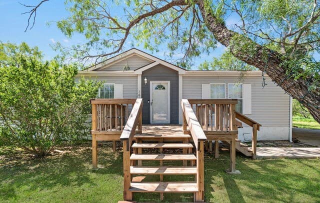 3-bedroom rental at 160 County Road 2664 in Devine, TX — photo 1