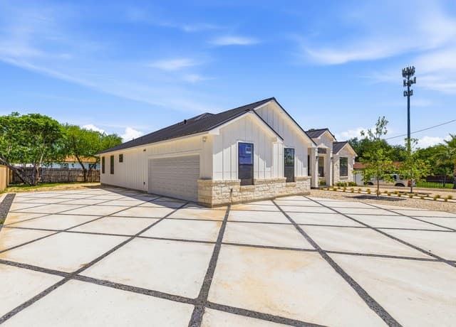 4-bedroom rental at 915 Burr Rd in Terrell Hills, TX — photo 2
