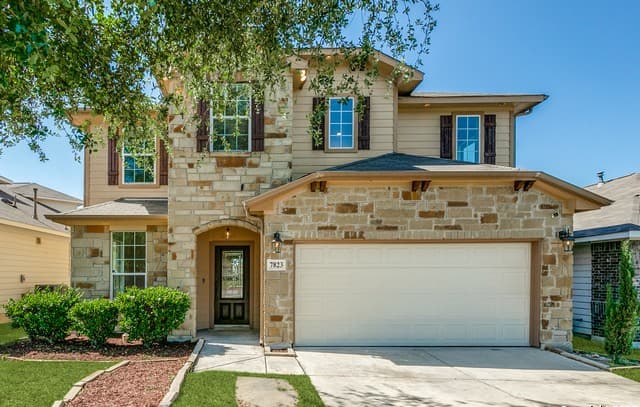 4-bedroom rental at 7823 Bluebird Haven in Selma, TX — photo 2