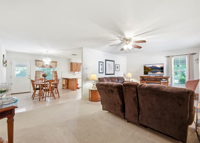 3-bedroom rental at 908 N Mansfield St in Pleasanton, TX — photo 2