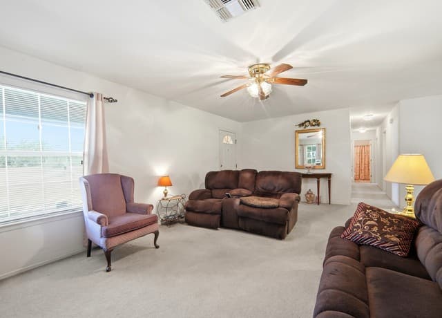 3-bedroom rental at 908 N Mansfield St in Pleasanton, TX — photo 3