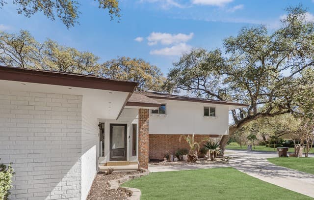 Home for sale at 301 Sagecrest Dr in San Antonio, TX — photo 2