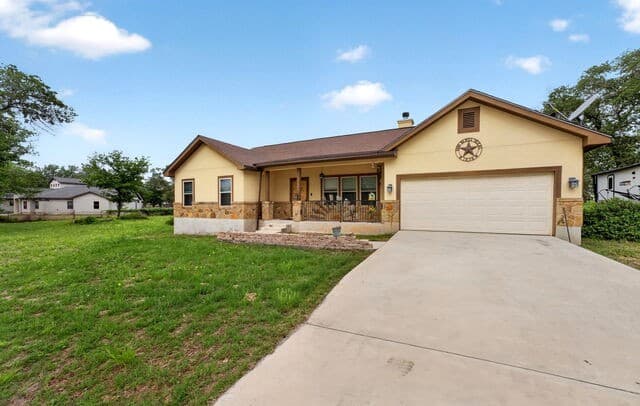 Home for sale at 160 County Road 6874 in Natalia, TX — photo 3