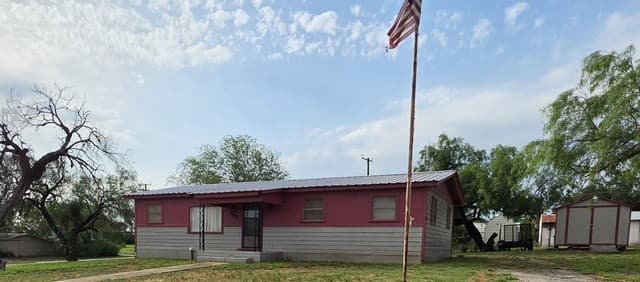3-bedroom rental at 508 Nueces in Cotulla, TX — photo 1