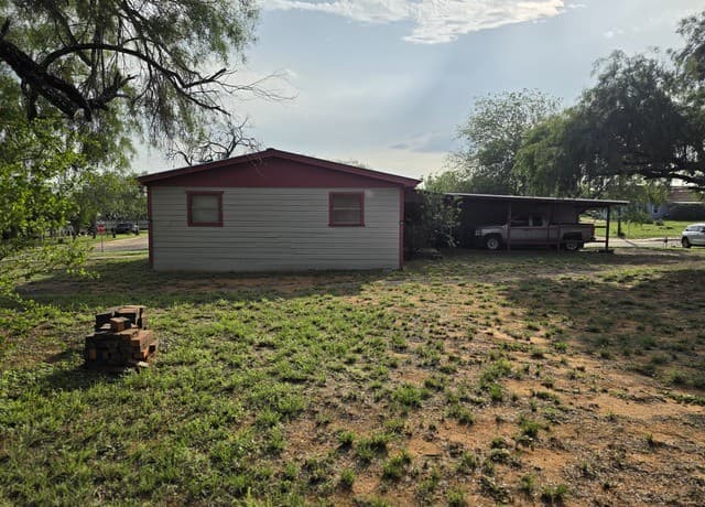 3-bedroom rental at 508 Nueces in Cotulla, TX — photo 2