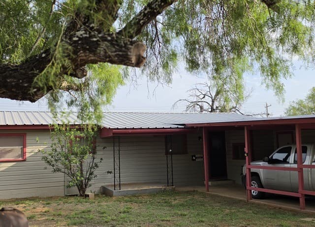 3-bedroom rental at 508 Nueces in Cotulla, TX — photo 4