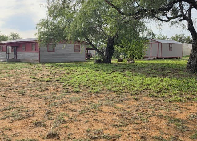 3-bedroom rental at 508 Nueces in Cotulla, TX — photo 5