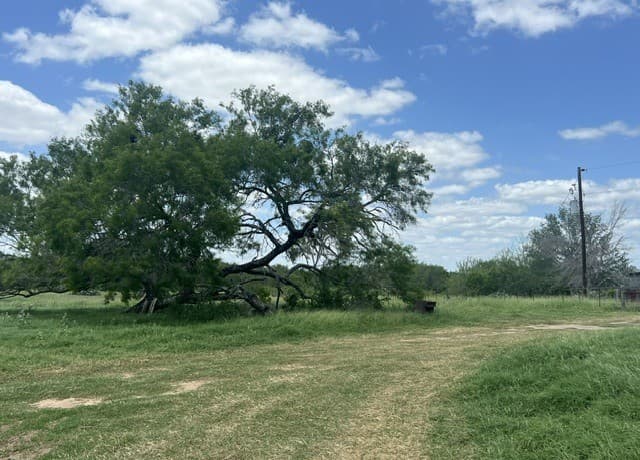4-bedroom rental at 4612 County Road 117 in Floresville, TX — photo 1