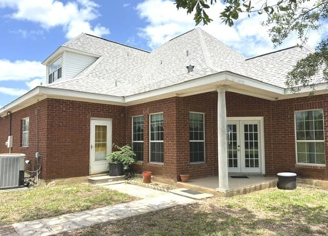 4-bedroom rental at 4612 County Road 117 in Floresville, TX — photo 4