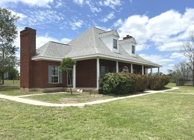 4-bedroom rental at 4612 County Road 117 in Floresville, TX — photo 5