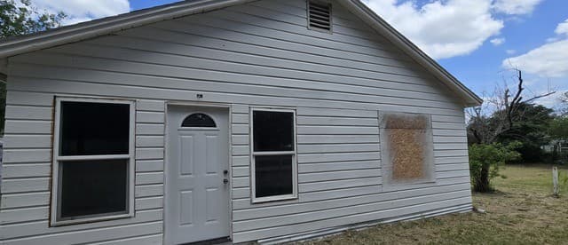 2-bedroom rental at 706 Devine Dr in Devine, TX — photo 2
