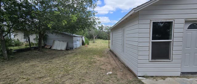 2-bedroom rental at 706 Devine Dr in Devine, TX — photo 3
