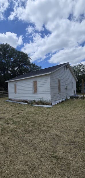 2-bedroom rental at 706 Devine Dr in Devine, TX — photo 4