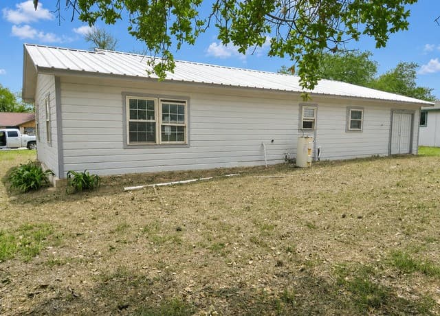 0rental at 82 Lance Ln in Poteet, TX — photo 2