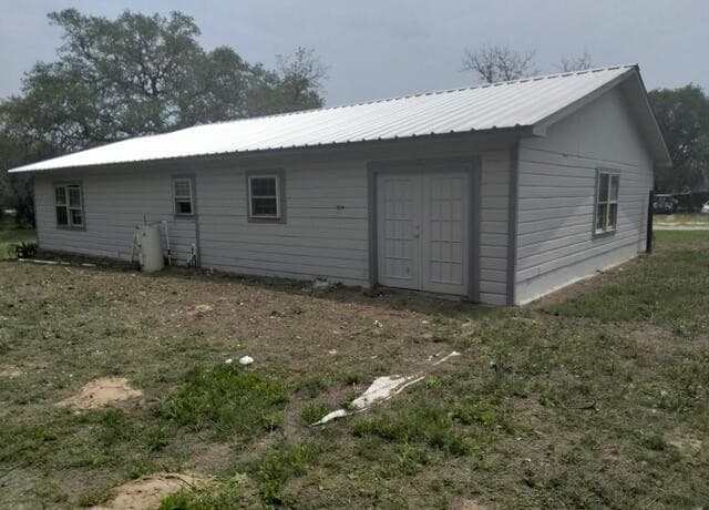 0rental at 82 Lance Ln in Poteet, TX — photo 5