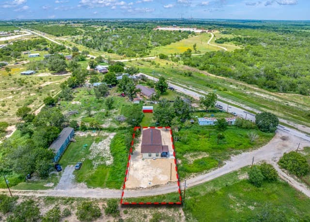 3-bedroom rental at 8701 County Road 128 in Floresville, TX — photo 1