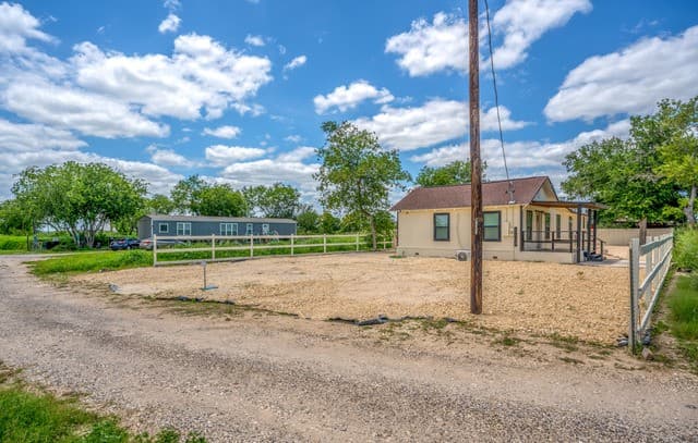 3-bedroom rental at 8701 County Road 128 in Floresville, TX — photo 2