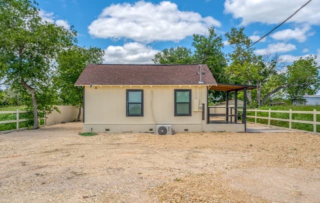 3-bedroom rental at 8701 County Road 128 in Floresville, TX — photo 3