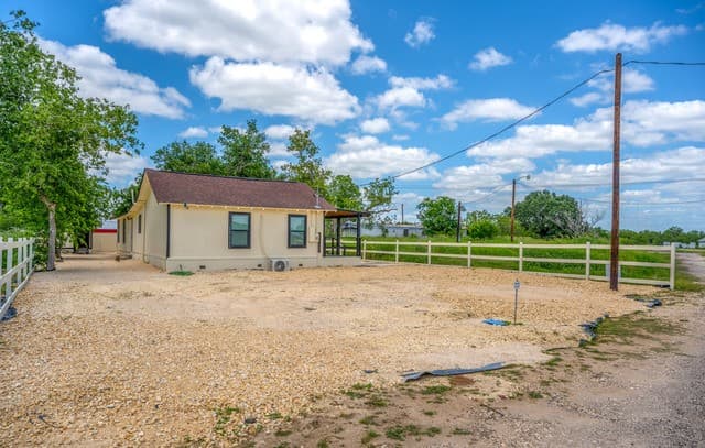 3-bedroom rental at 8701 County Road 128 in Floresville, TX — photo 4