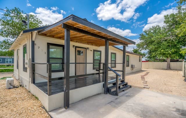 3-bedroom rental at 8701 County Road 128 in Floresville, TX — photo 5