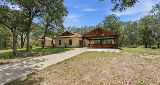 4-bedroom rental at 105 Wild Stallion in La Vernia, TX — photo 5