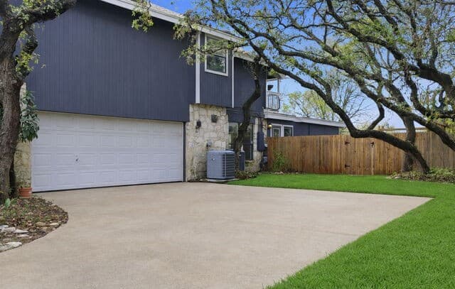 4-bedroom rental at 1739 Royal Crescent in San Antonio, TX — photo 3