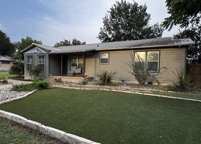 2-bedroom rental at 401 S Jamison Dr in Devine, TX — photo 1