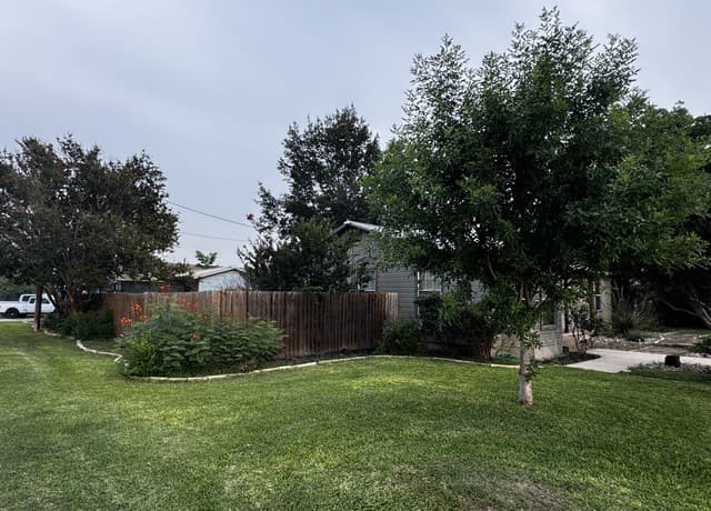 2-bedroom rental at 401 S Jamison Dr in Devine, TX — photo 4