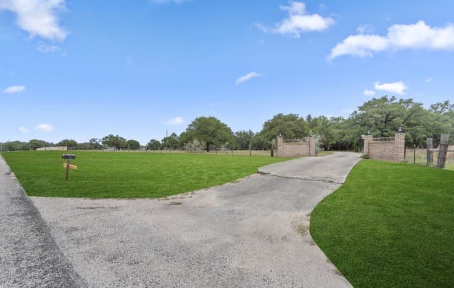 3-bedroom rental at 13665 Fm 775 in Floresville, TX — photo 3