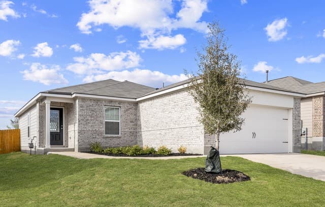 3-bedroom rental at 15239 Telfaire Meadow in Von Ormy, TX — photo 2