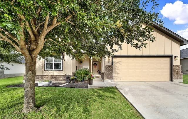 3-bedroom rental at 109 Grandview in Floresville, TX — photo 1